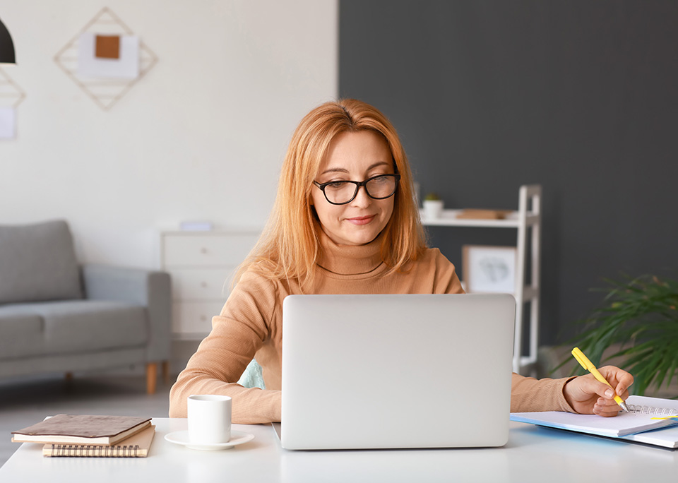 zdjęcie przedstawiające kobietę przed laptopem