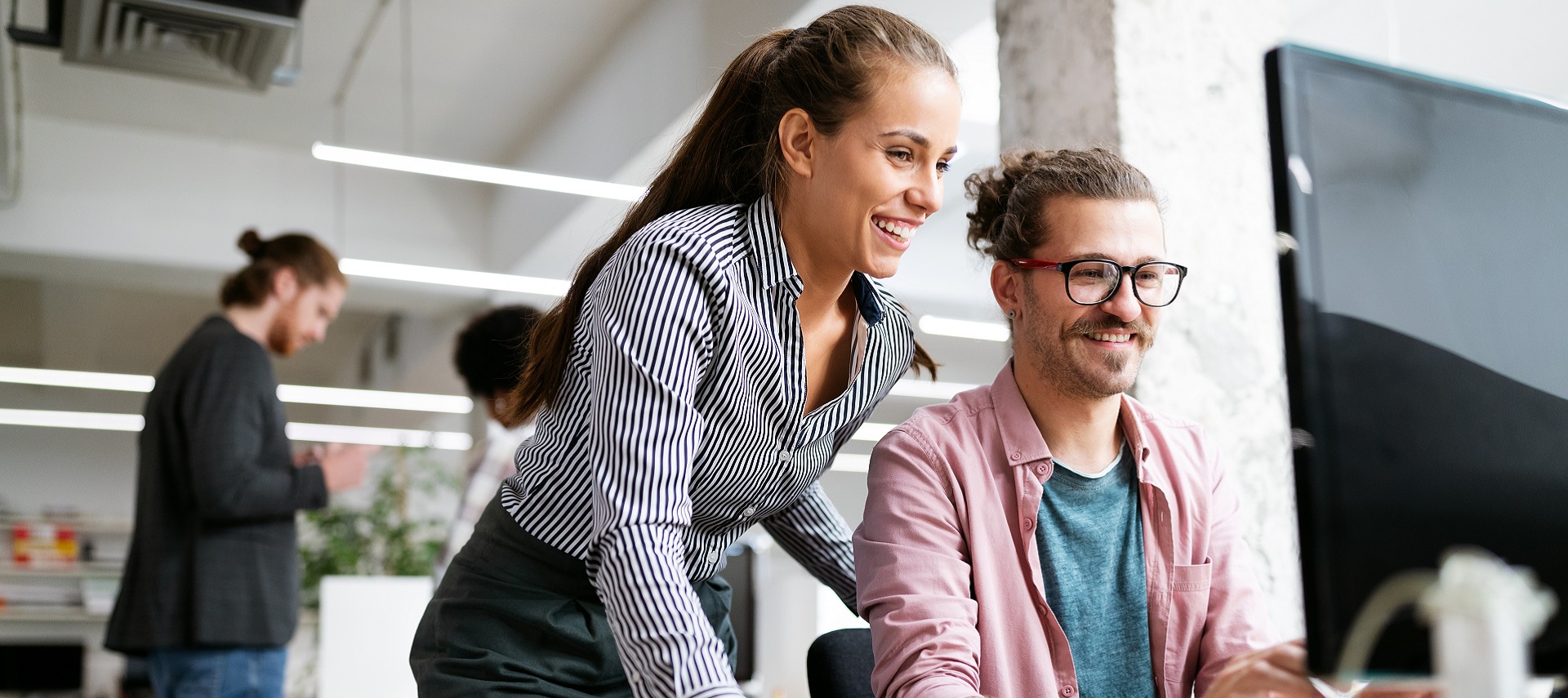 kobieta i mężczyzna patrzący na komputer