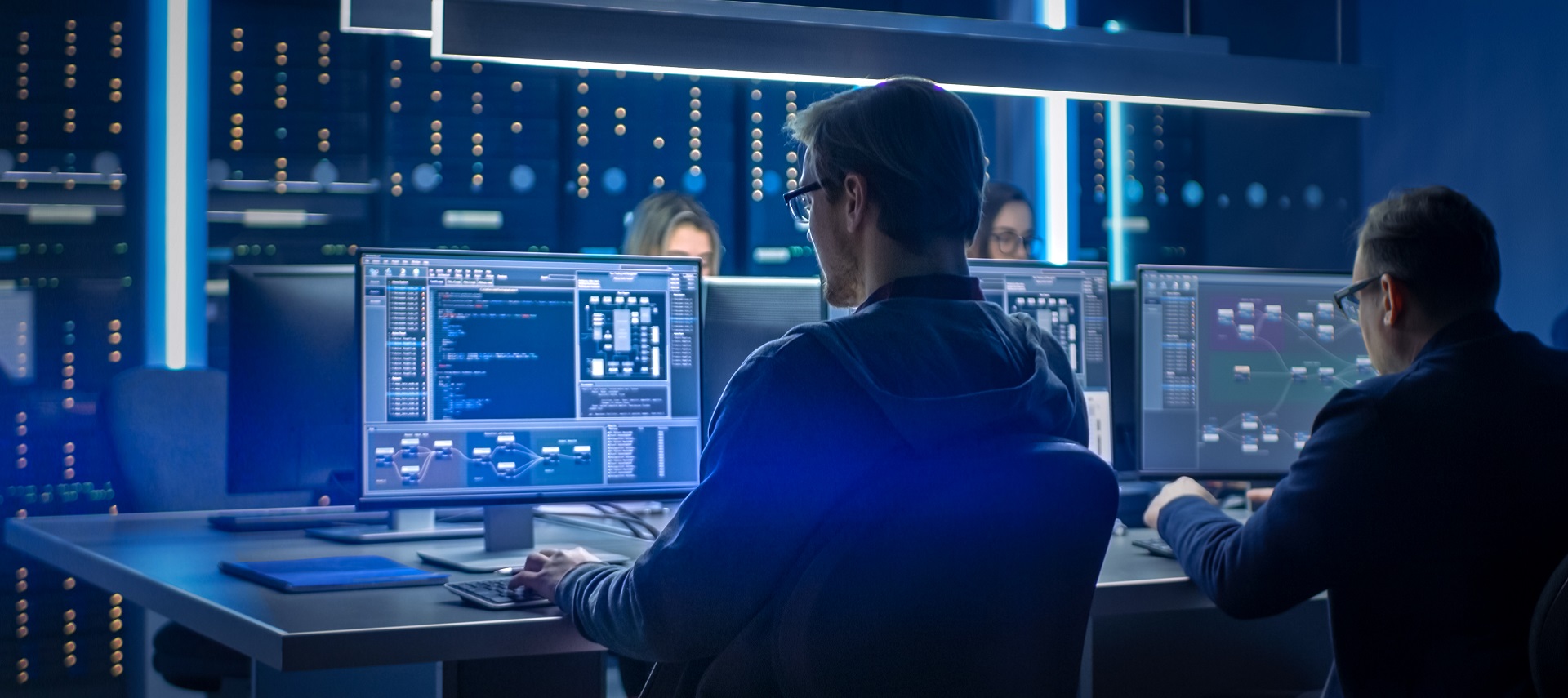 mężczyźni pracujący przy komputerach