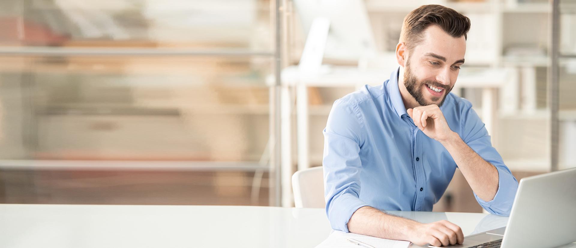 mężczyzna pracujący na laptopie