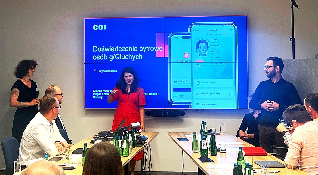 uczestnicy konferencji na tle prezentacji