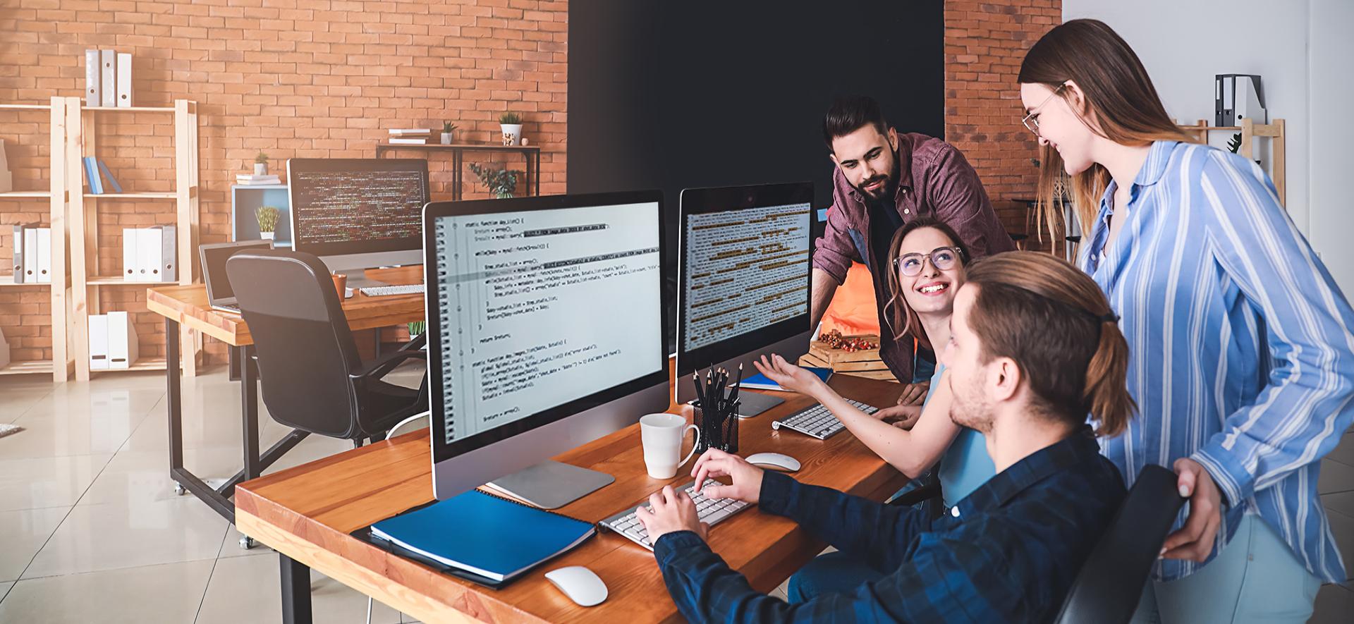 zdjęcie przedstawiające pracowników przy pracy nad projektem