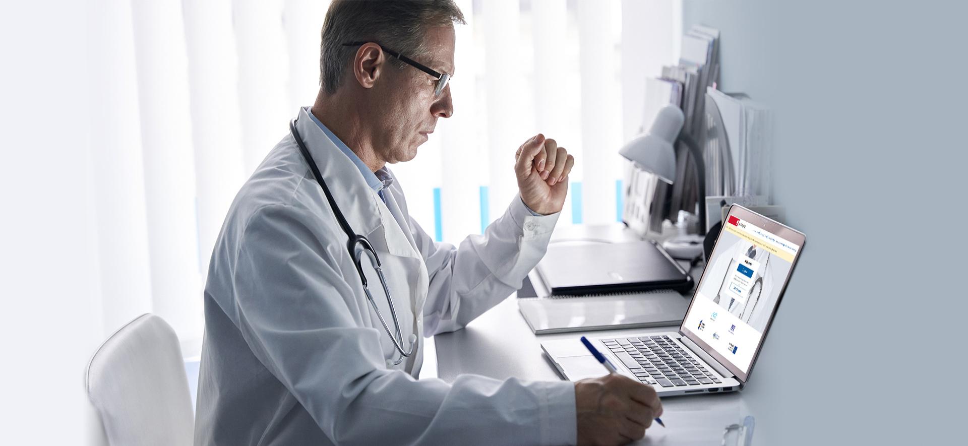 zdjęcie lekarza przed komputerem