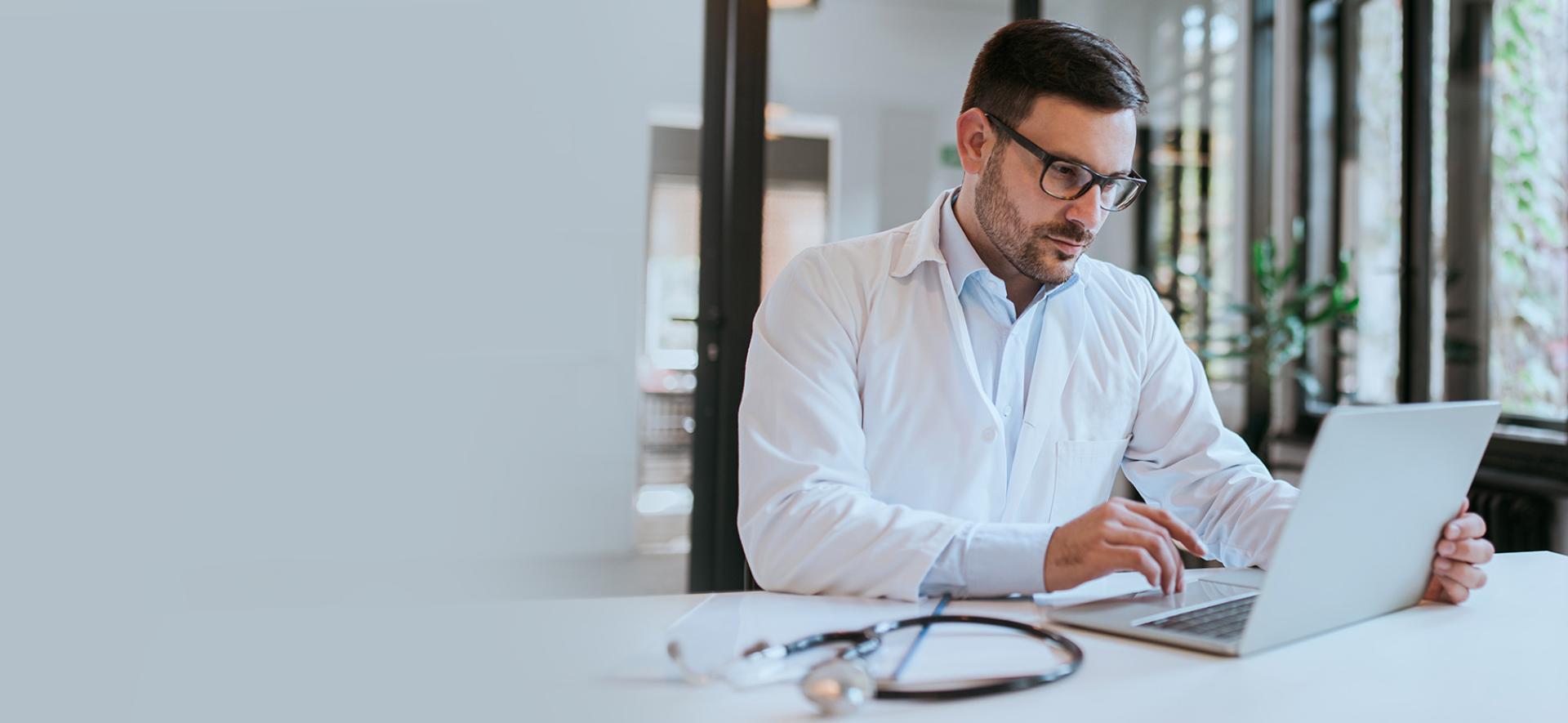 Lekarz pracujący na laptopie