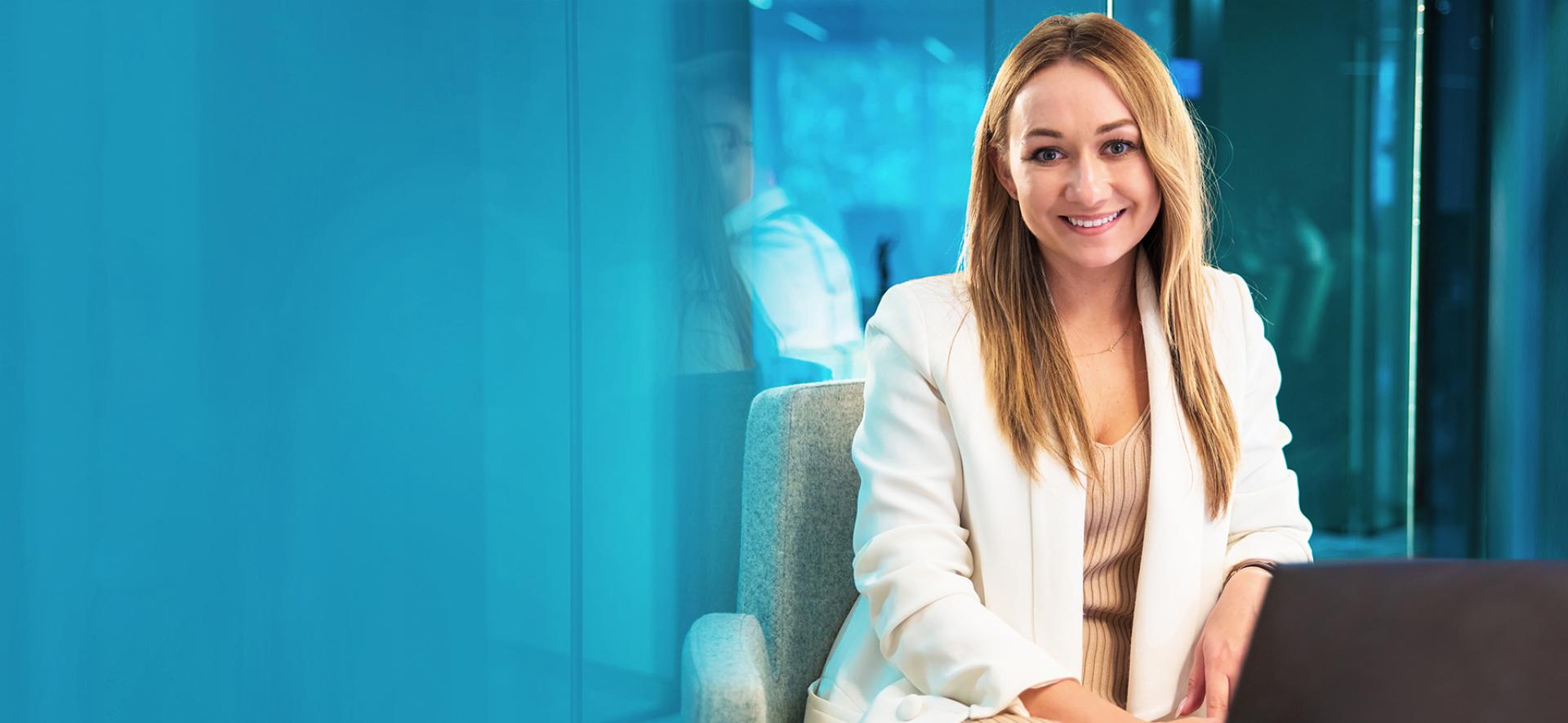 zdjęcie przedstawia kobietę, siedzącą przy stole