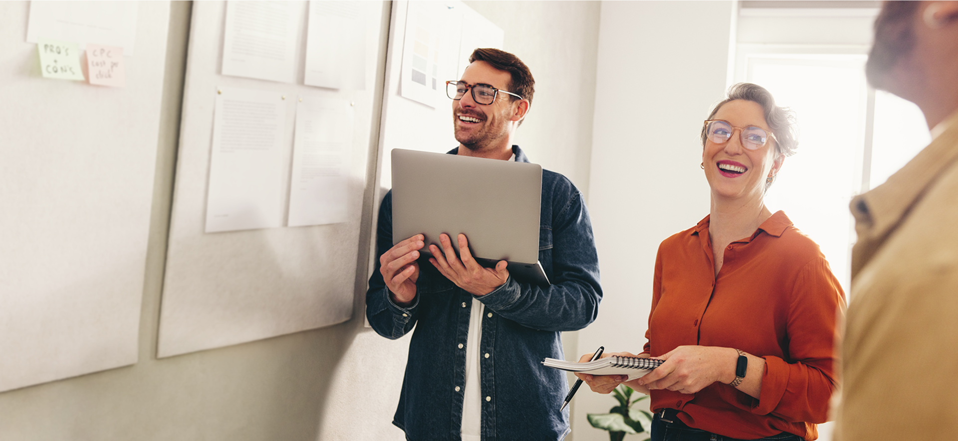 osoby podczas burzy mózgów przy tablicy z notatkami