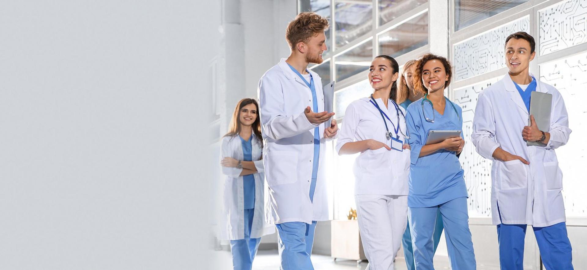 Grupa lekarzy idących przez korytarz