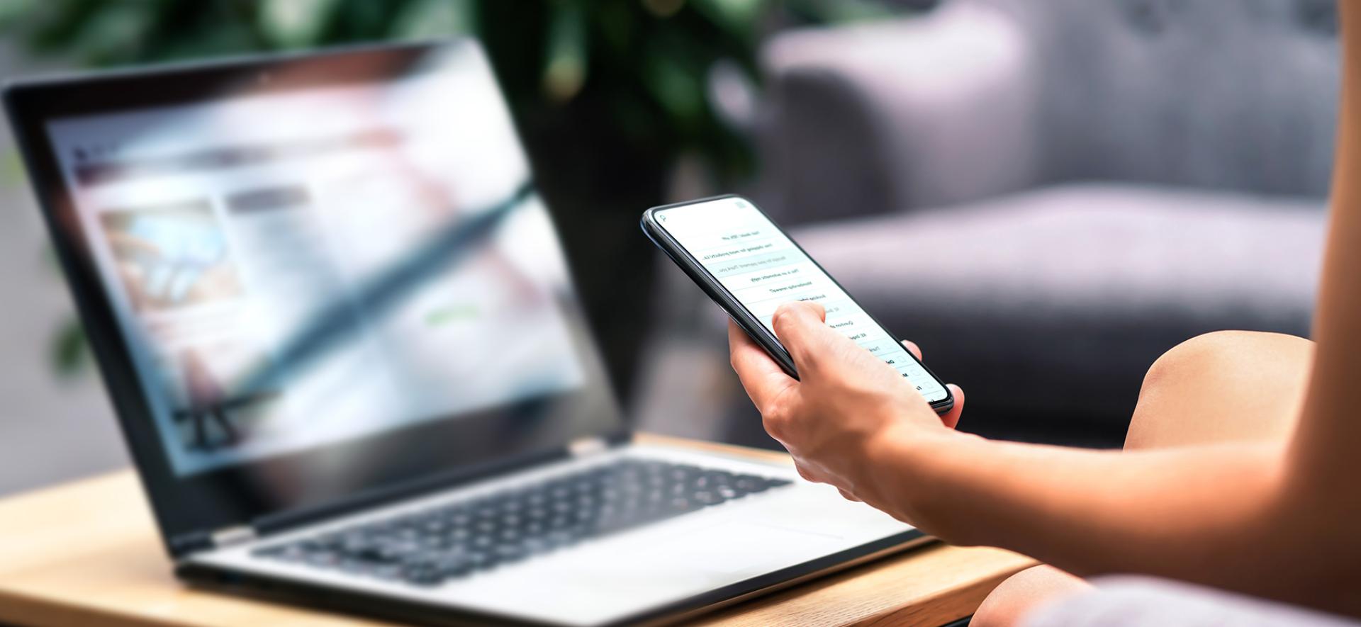 kadr na dłoń trzymająca smartfona