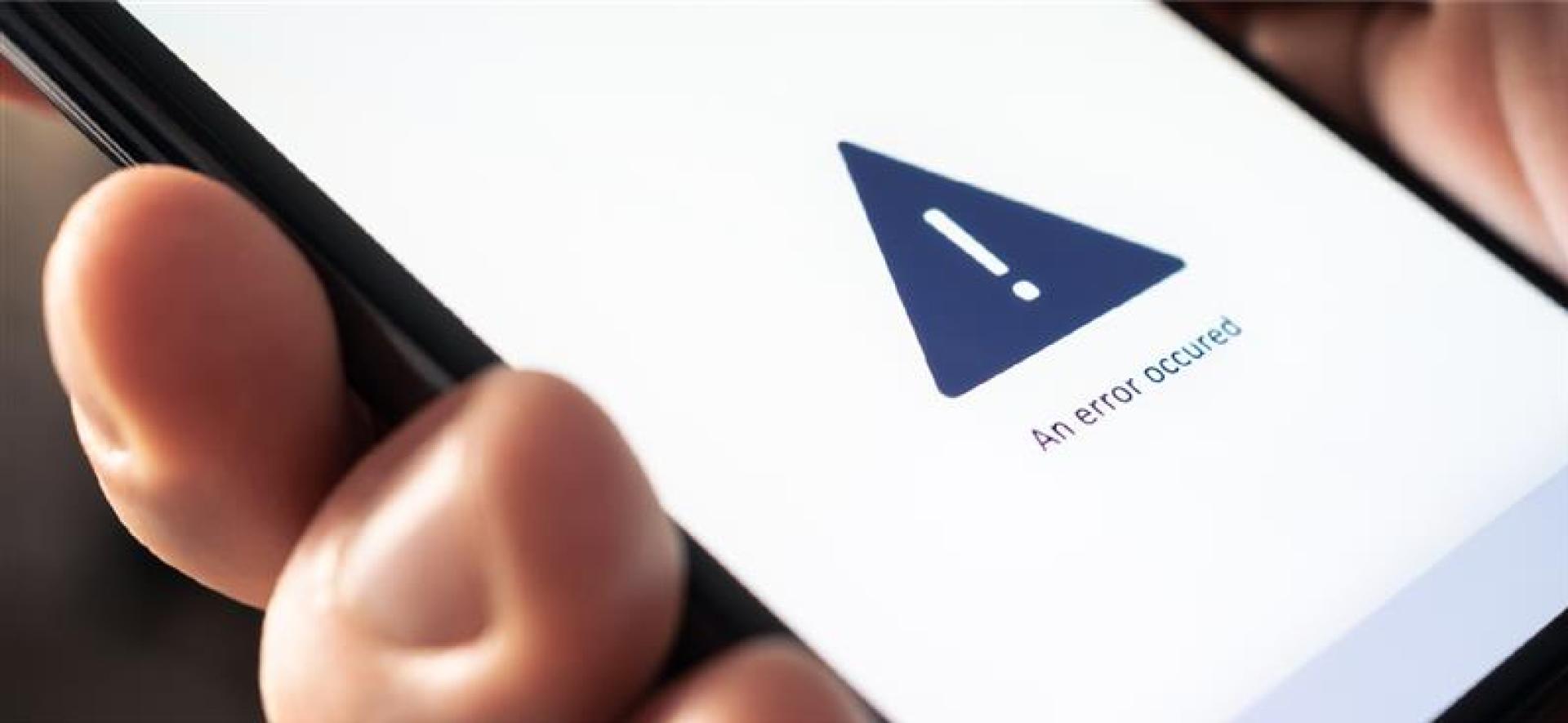 infografika ostrzegająca na ekranie smartfona