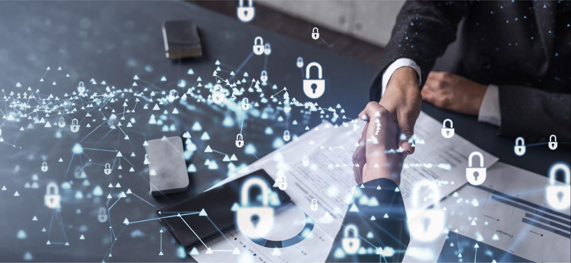 dłonie i logo kłódki 