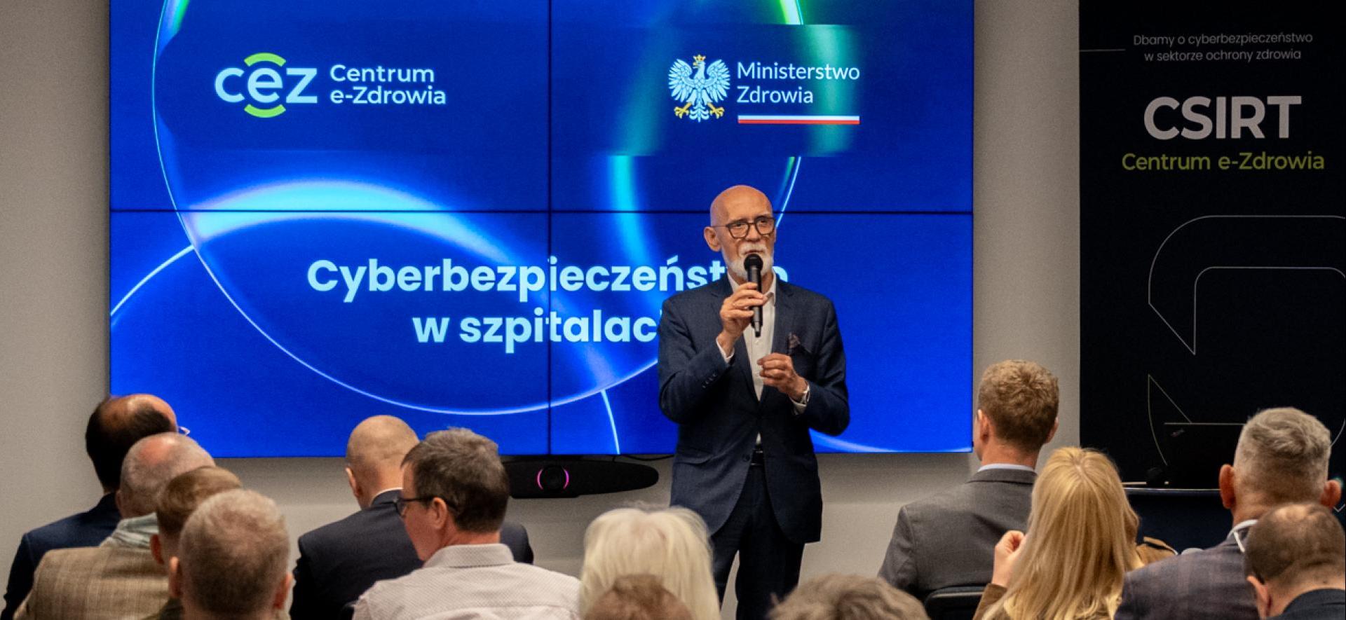 zdjęcie z konferencji przedstawiające Tomasza Maciejewskiego z Ministerstwa Zdrowia