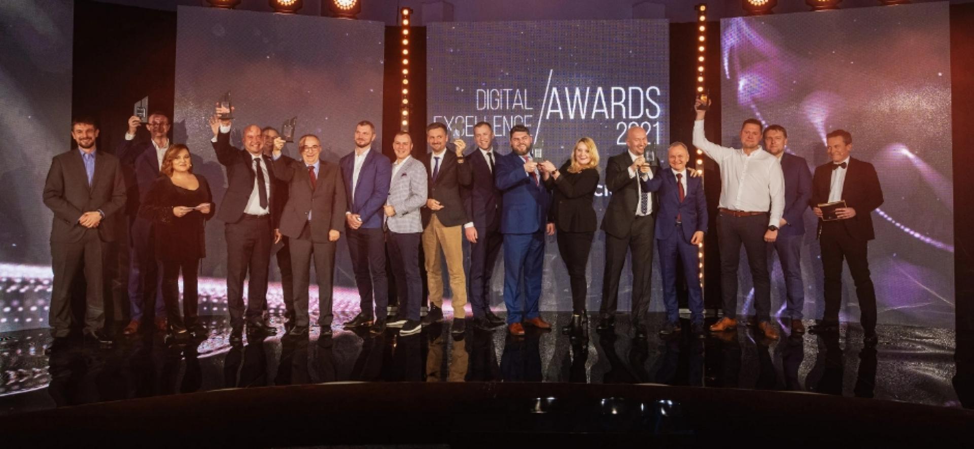 Laureaci konkursu prezentujący nagrody na scenie