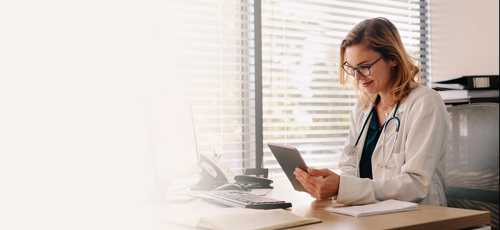 lekarz trzymająca w dłoni tablet