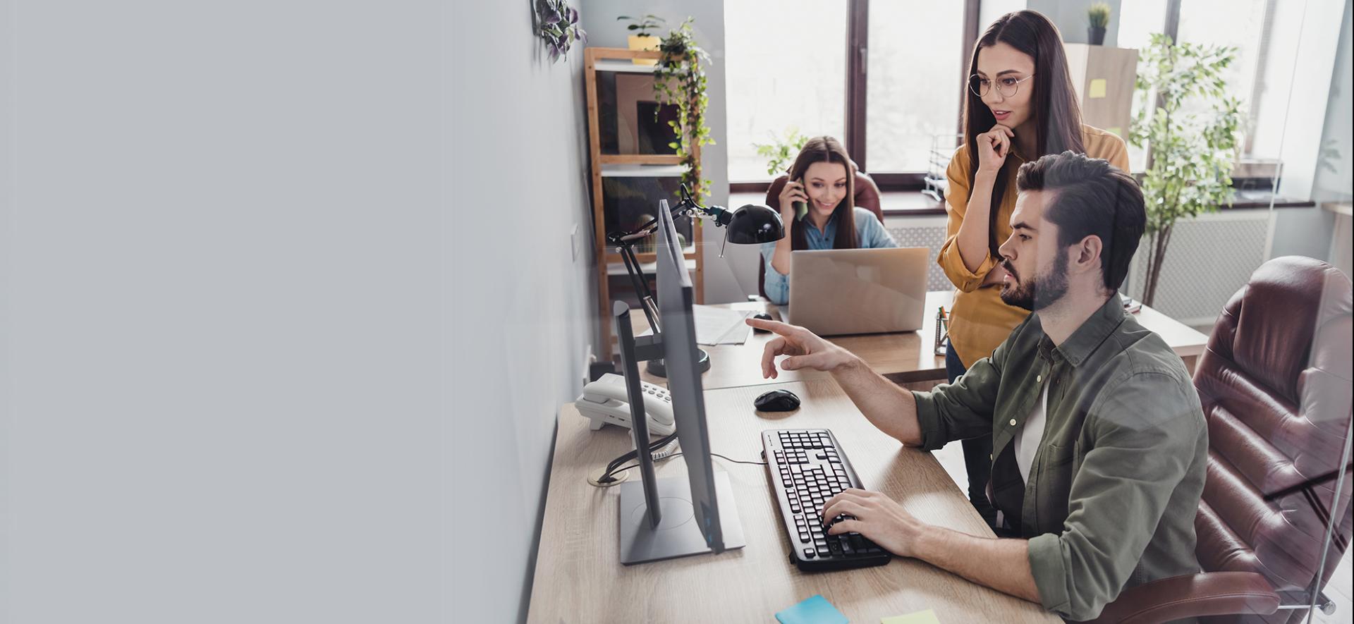 Kobieta i mężczyzna patrzących na ekran komputera