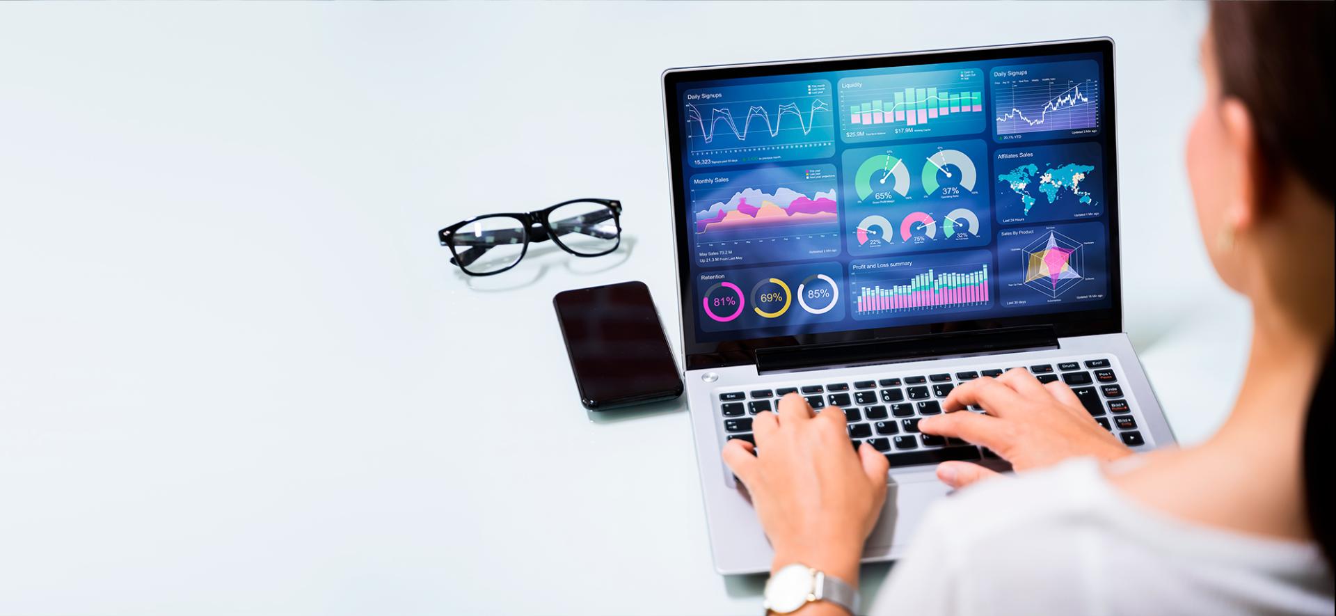 kobieta patrząca na ekran laptopa