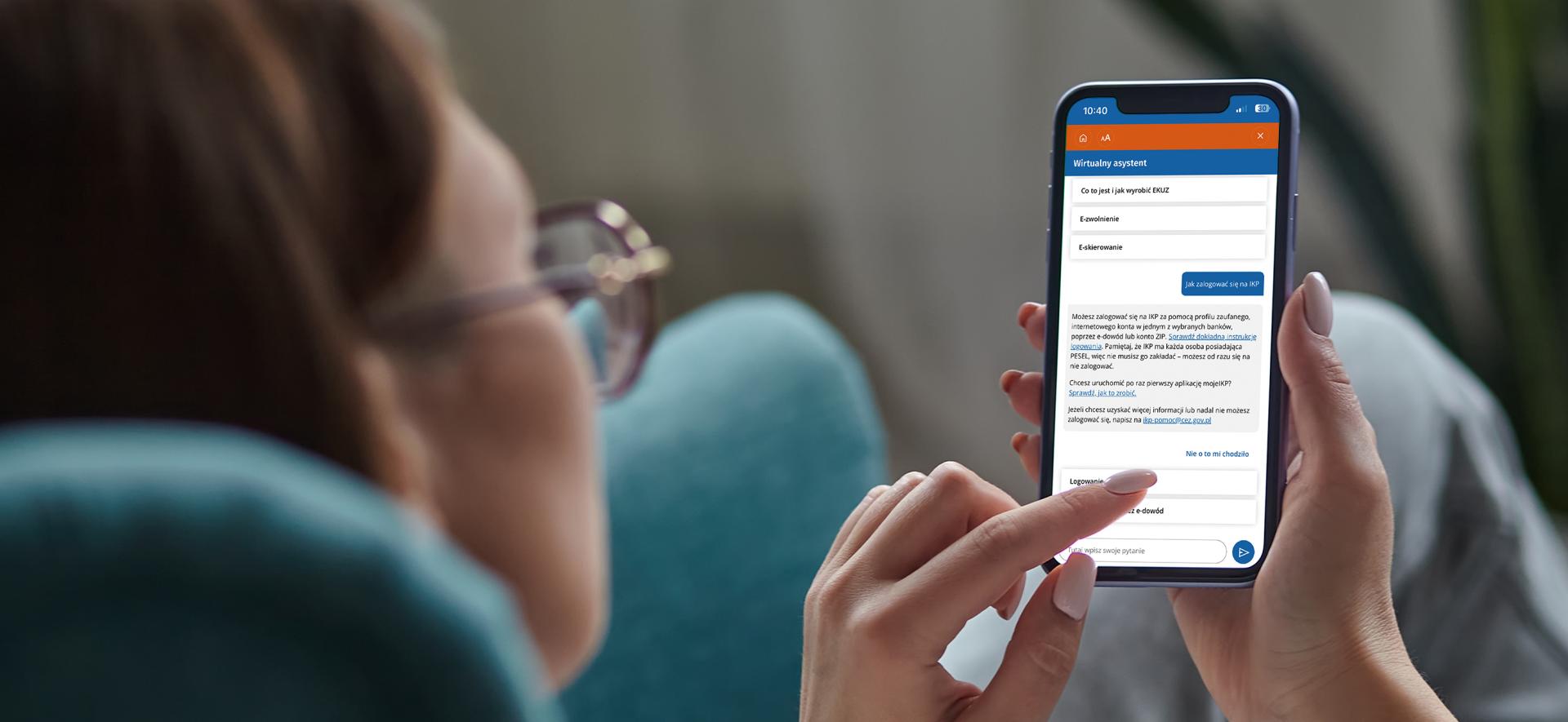 kobieta korzystająca z chatbota na pacjent.gov.pl