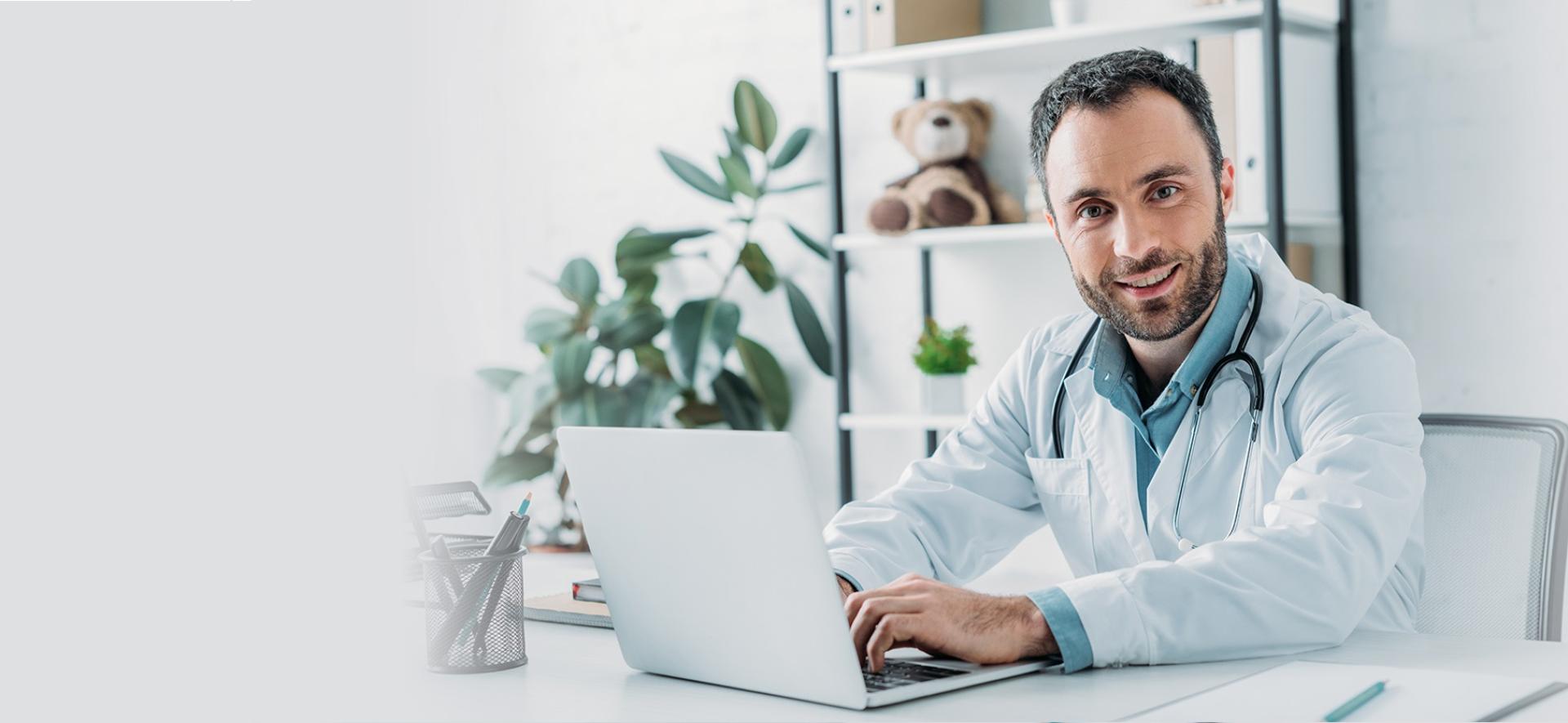 lekarz pracujący na laptopie
