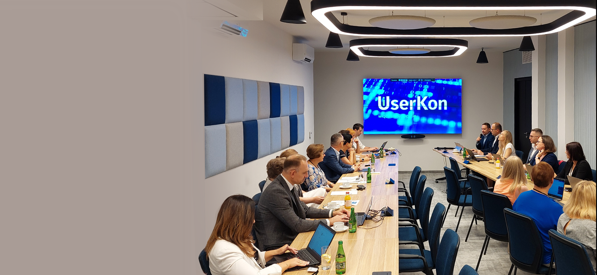 Grupa osób na spotkaniu w ramach UserKon
