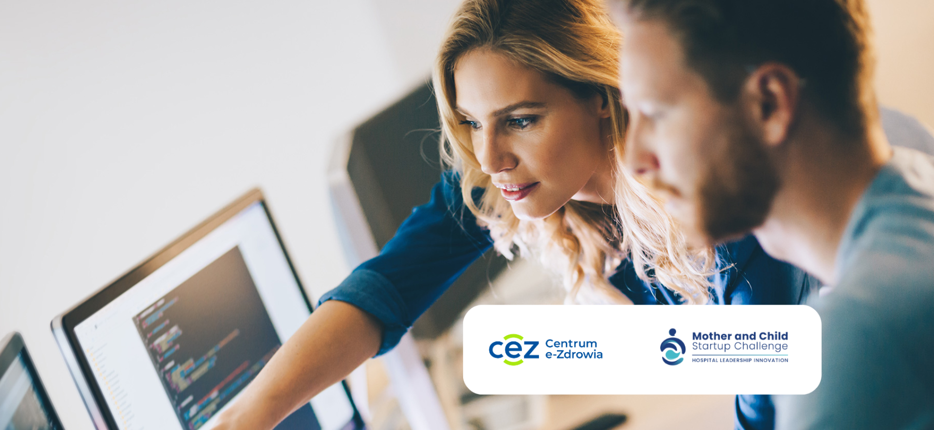 Pracownik przy komputerze