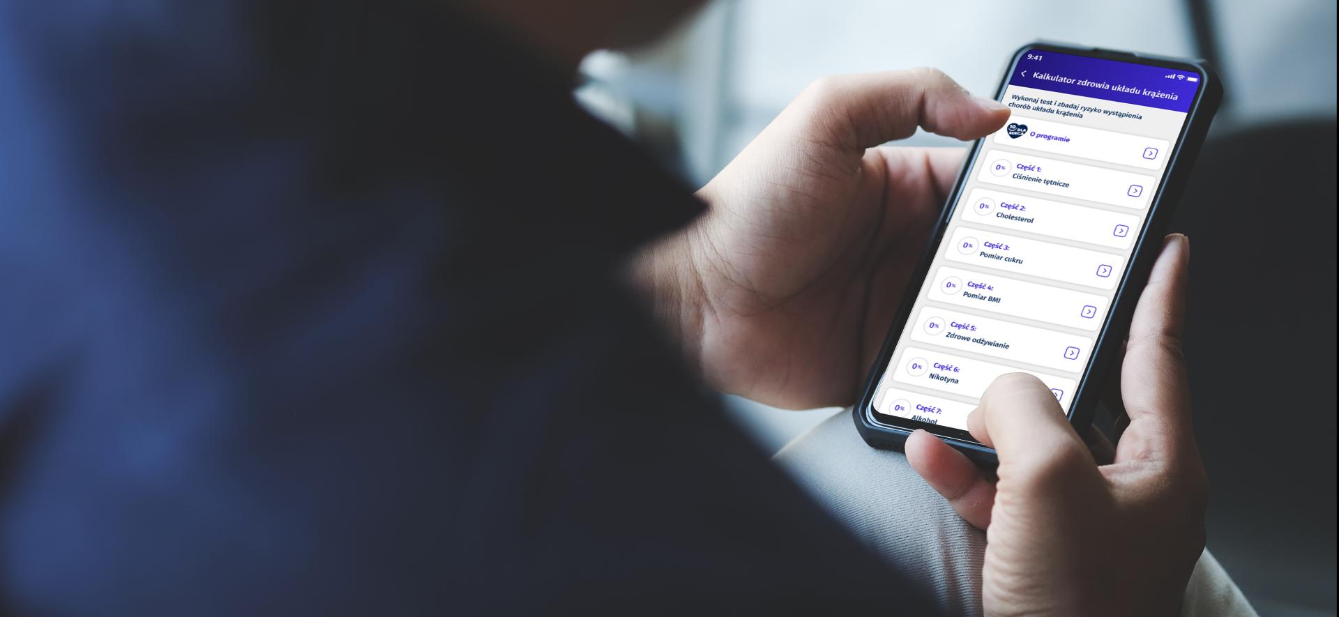 dłonie trzymające telefon