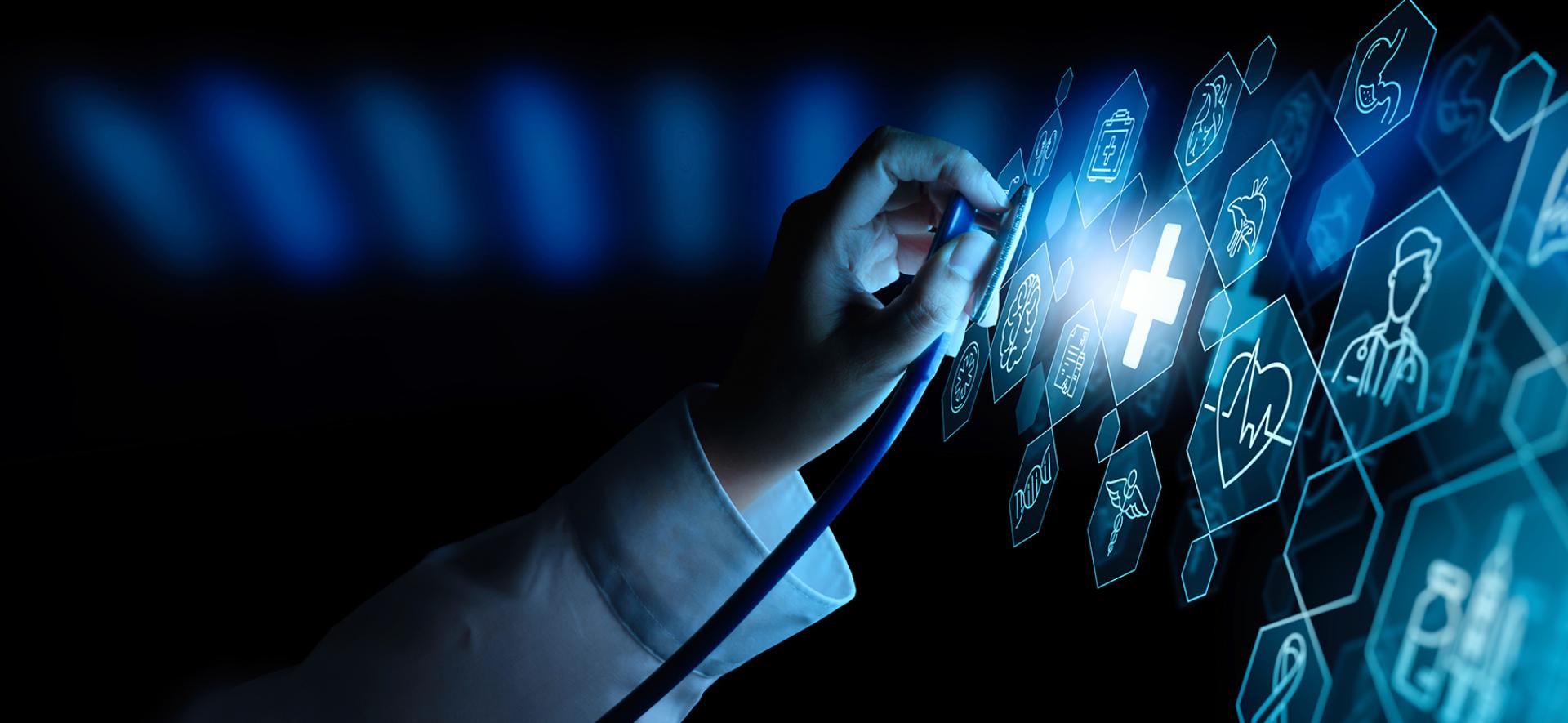 ręka trzymająca stetoskop na tle abstrakcyjnych ikon związanych z ochrona zdrowia