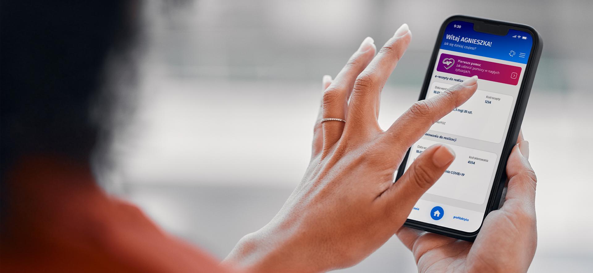 Dłoń trzymająca telefon 