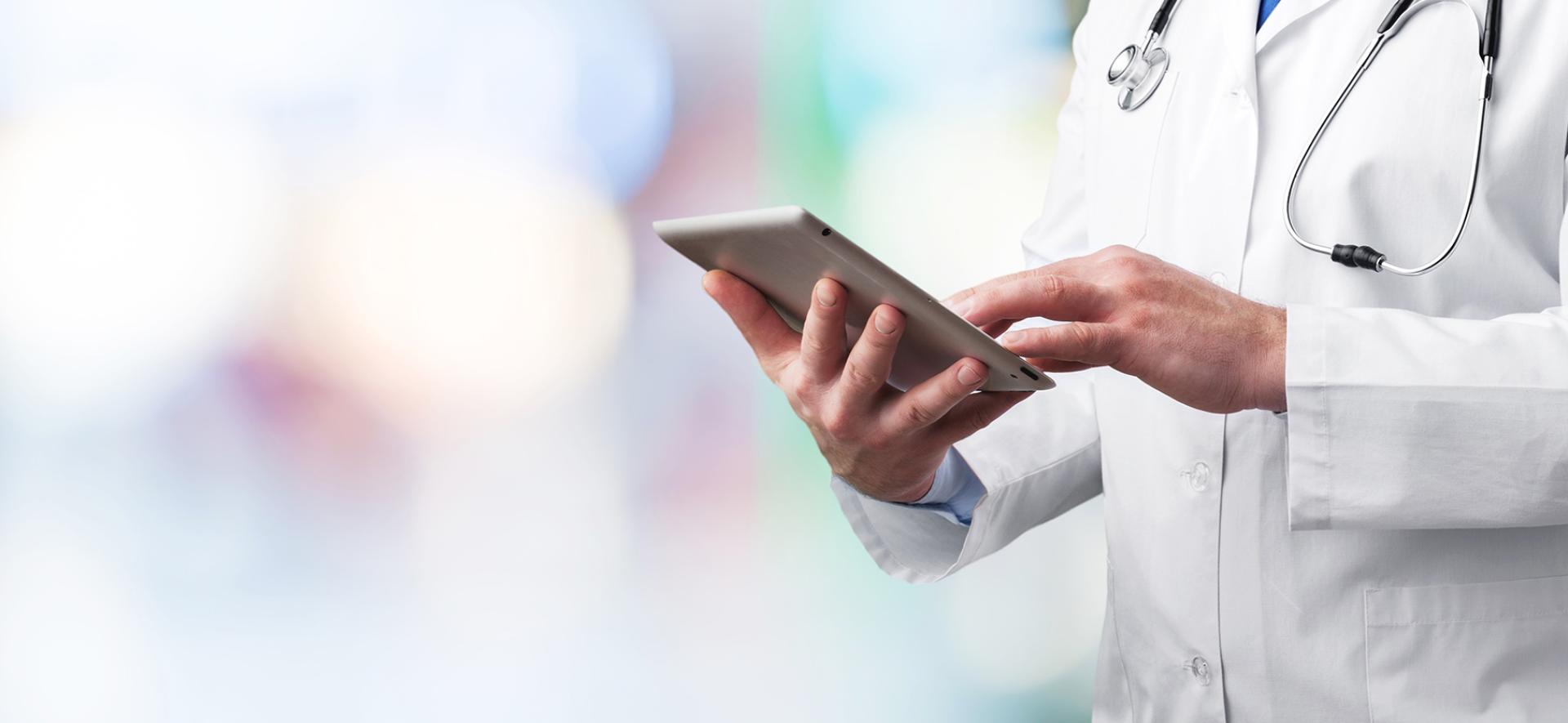 lekarz trzymający w dłoni tablet