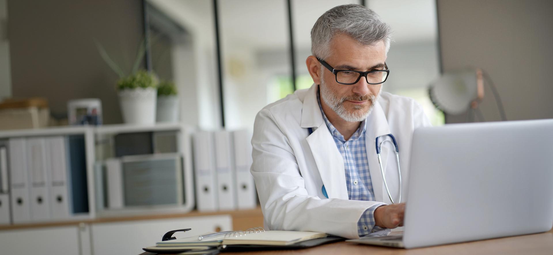 Lekarz pracujący na laptopie