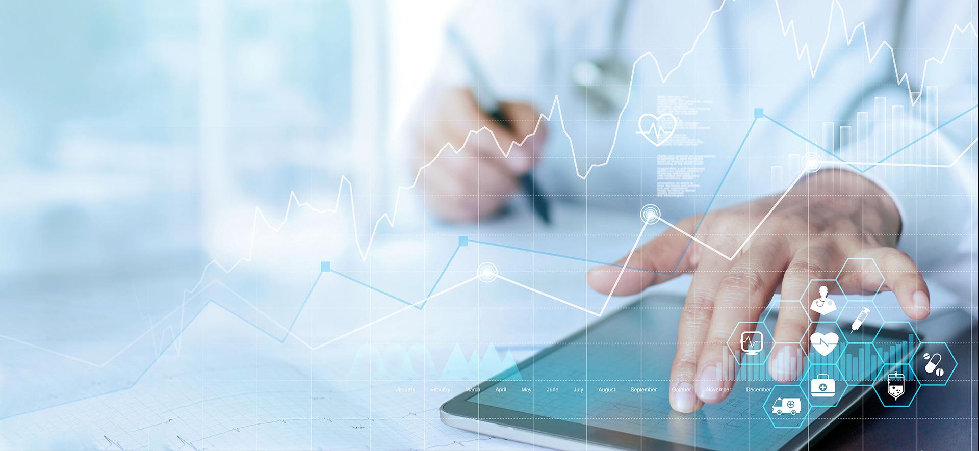 Ktoś wpisuje coś na klawiaturze