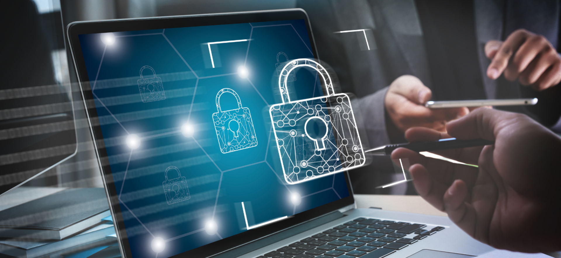 reprezentacja cyberbezpieczeństwa, cyberkłódka wystająca z monitora laptopa, ręce, które na nią wskazują