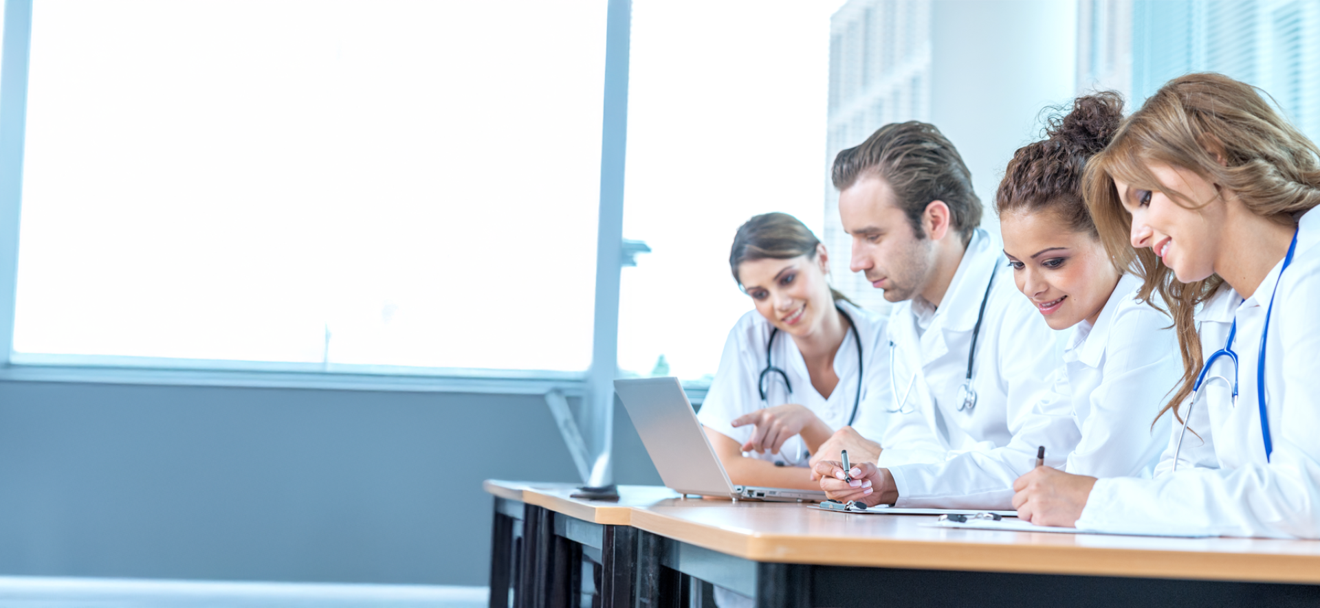 Lekarze przy biurku pracują