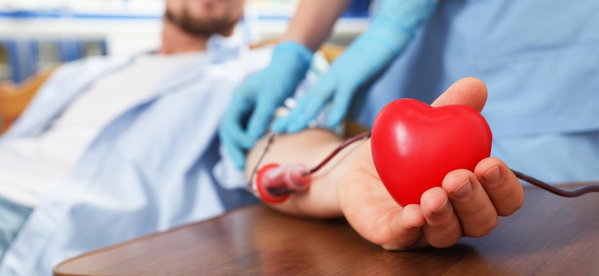 pacjent z sercem na dłoni