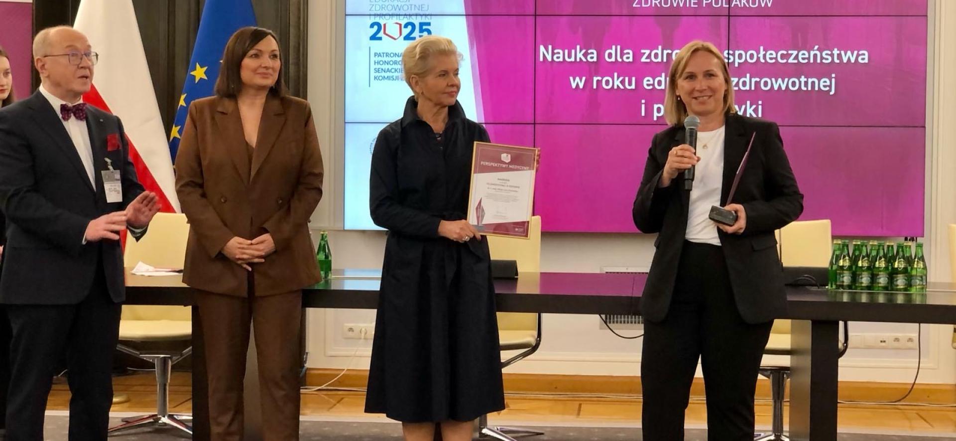 dyr Małgorzata Olszewska z nagrodą