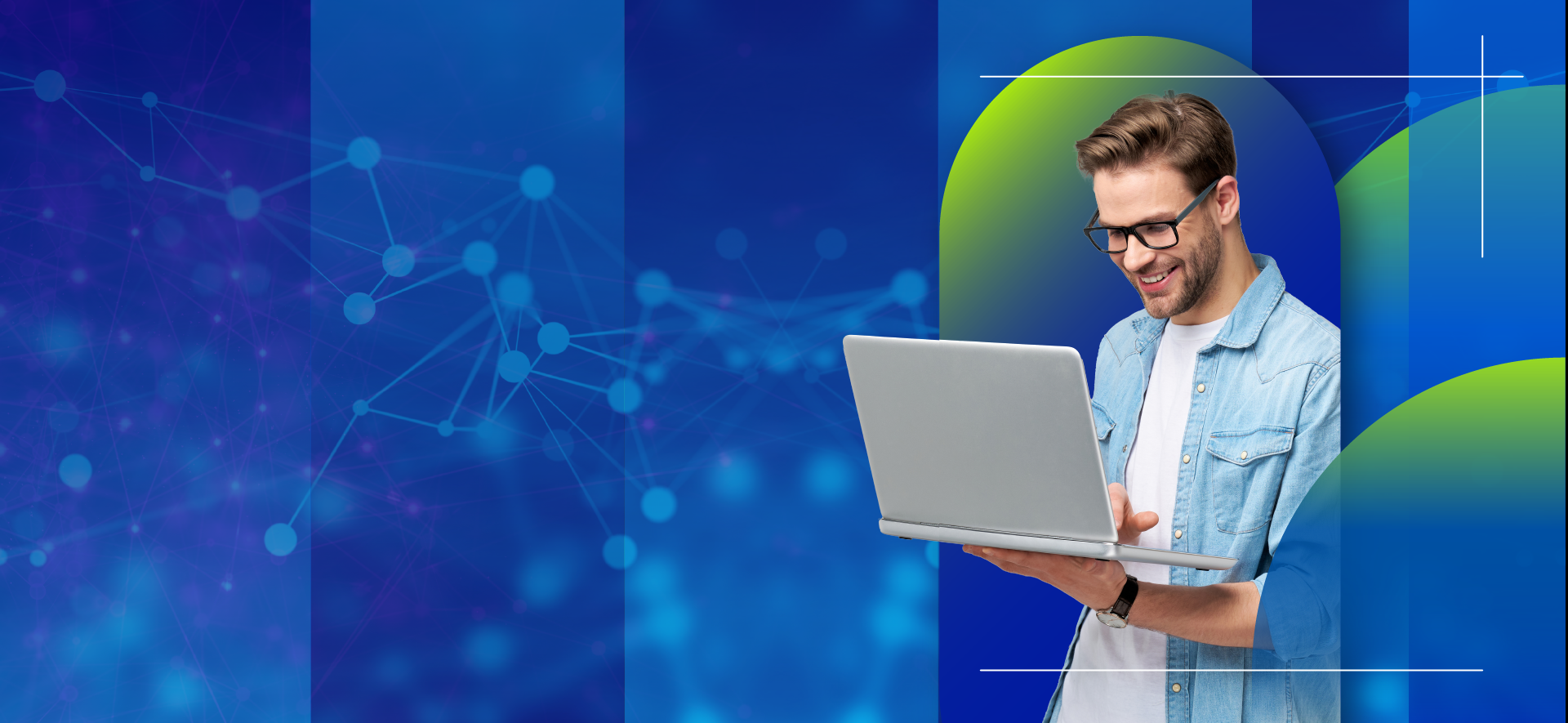 mężczyzna trzyma laptop