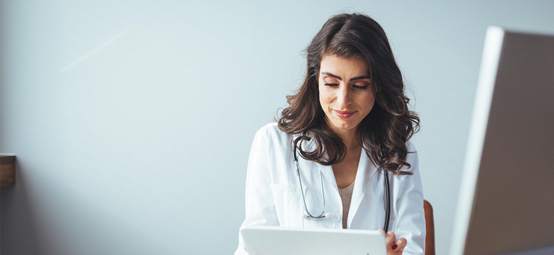 lekarka sprawdzająca dokumenty