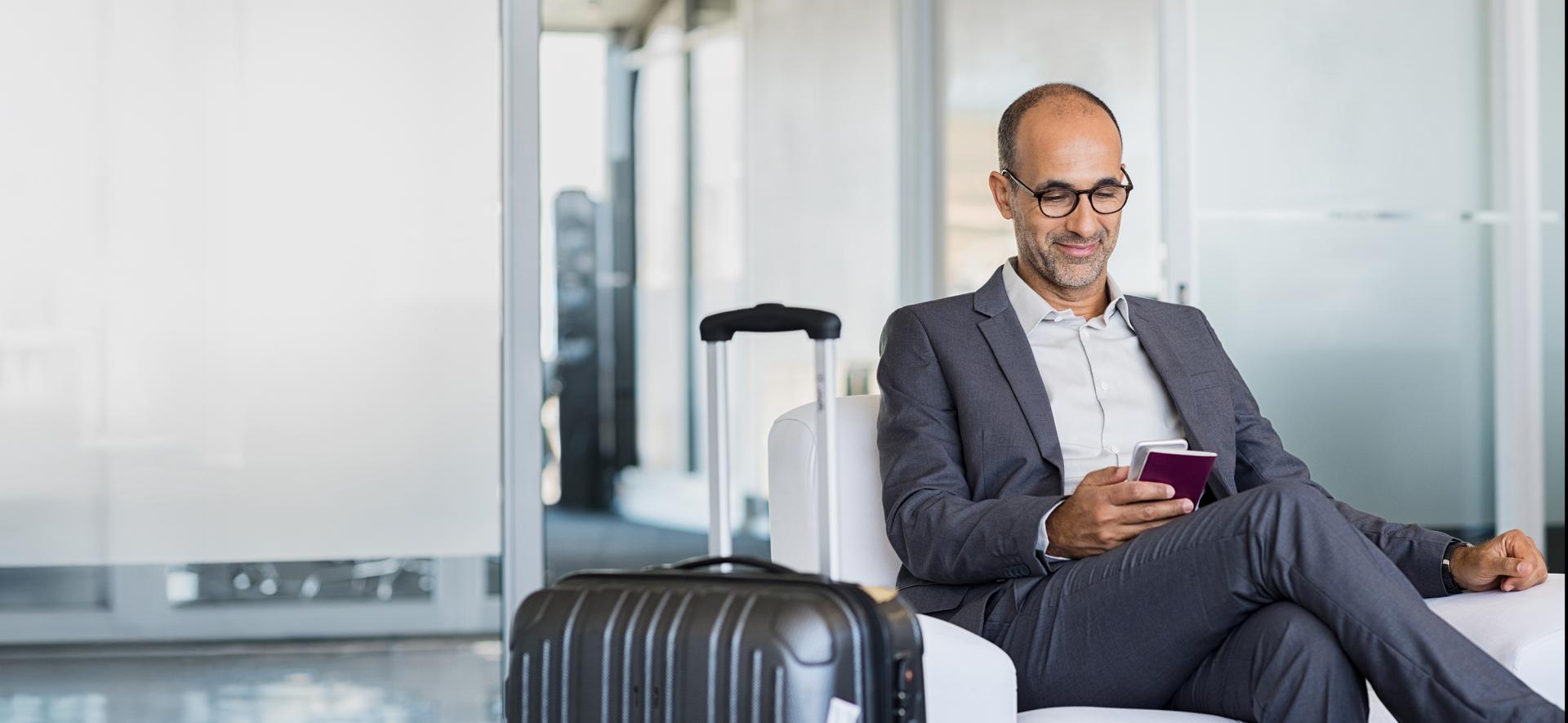 Mężczyzna w poczekalni na lotnisku