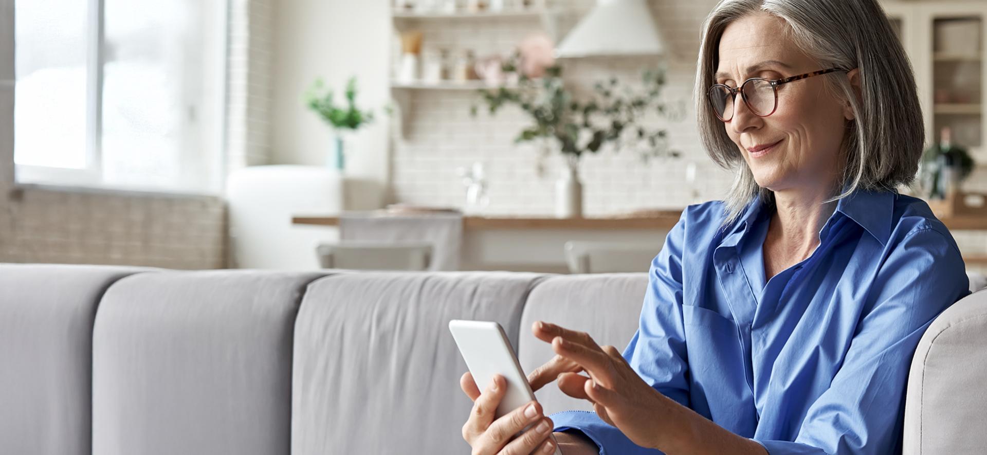 Pani na kanapie z telefonem