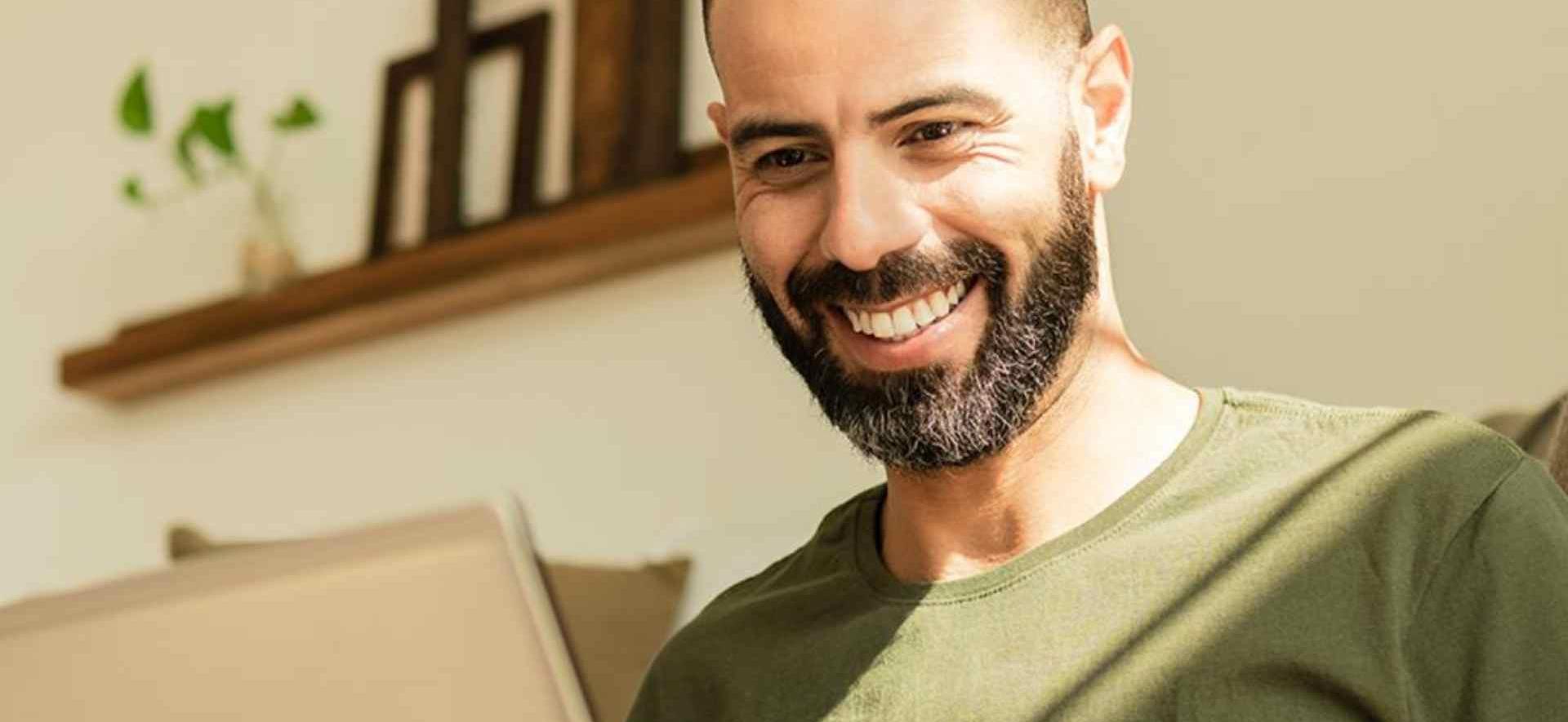 mężczyzna patrzący na monitor komputera