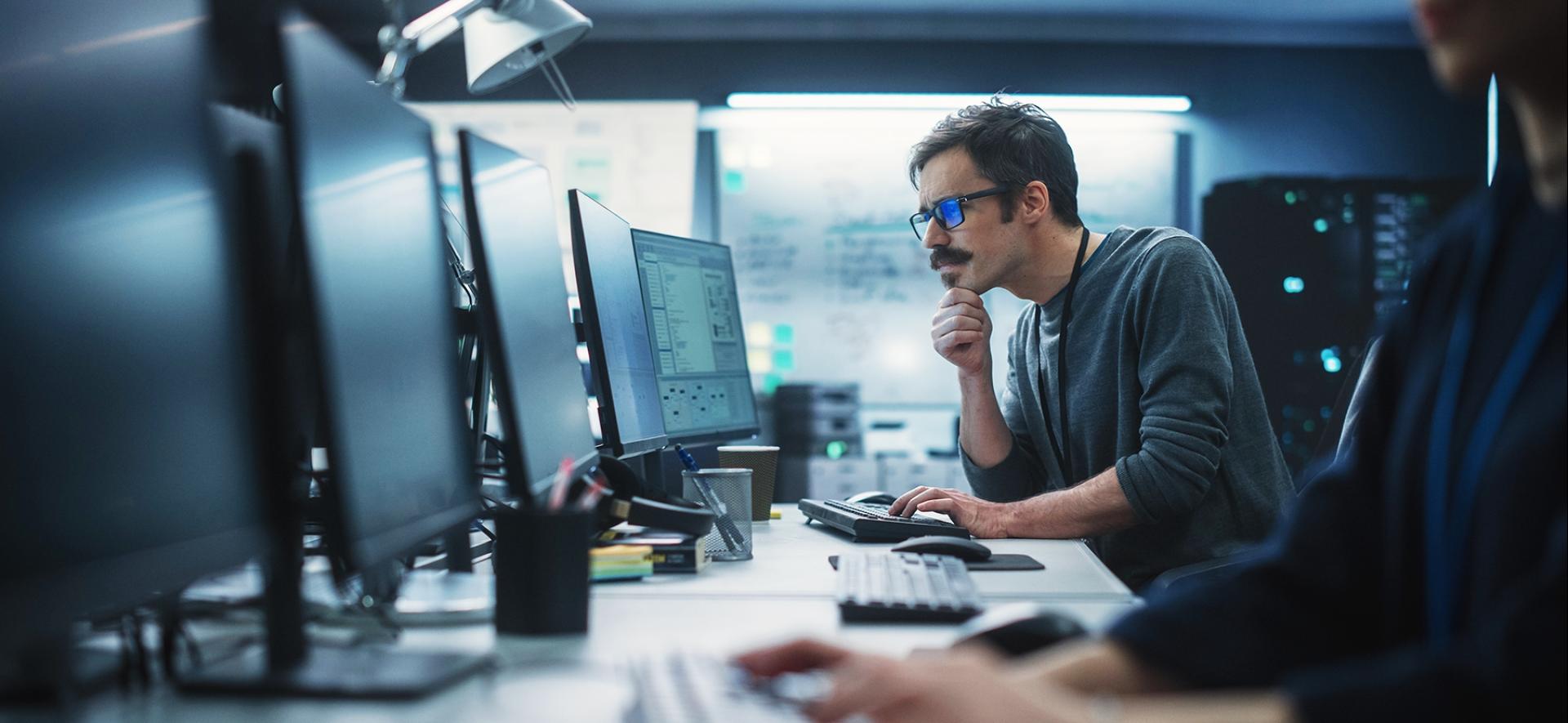 mężczyzna przed monitorem