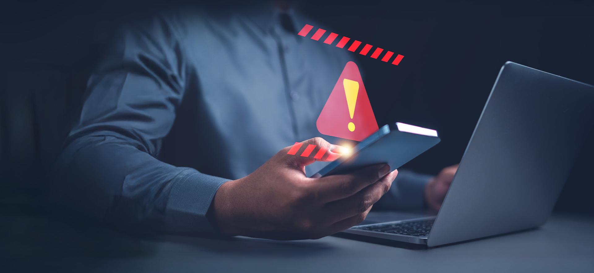 człowiek korzystający z komputera, a między nimi 