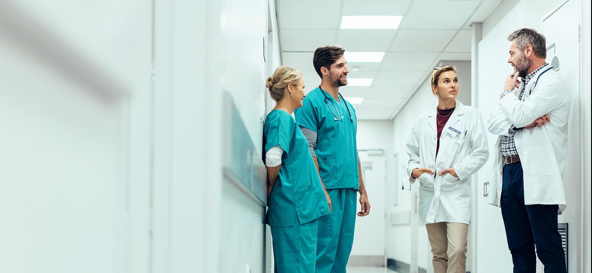 medycy stoją na korytarzu