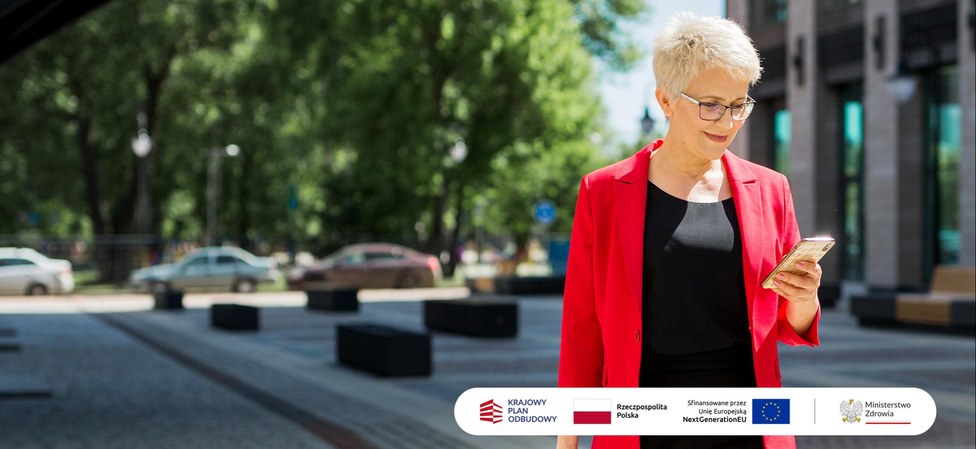 Kobieta korzysta z centralnej e-rejestracji