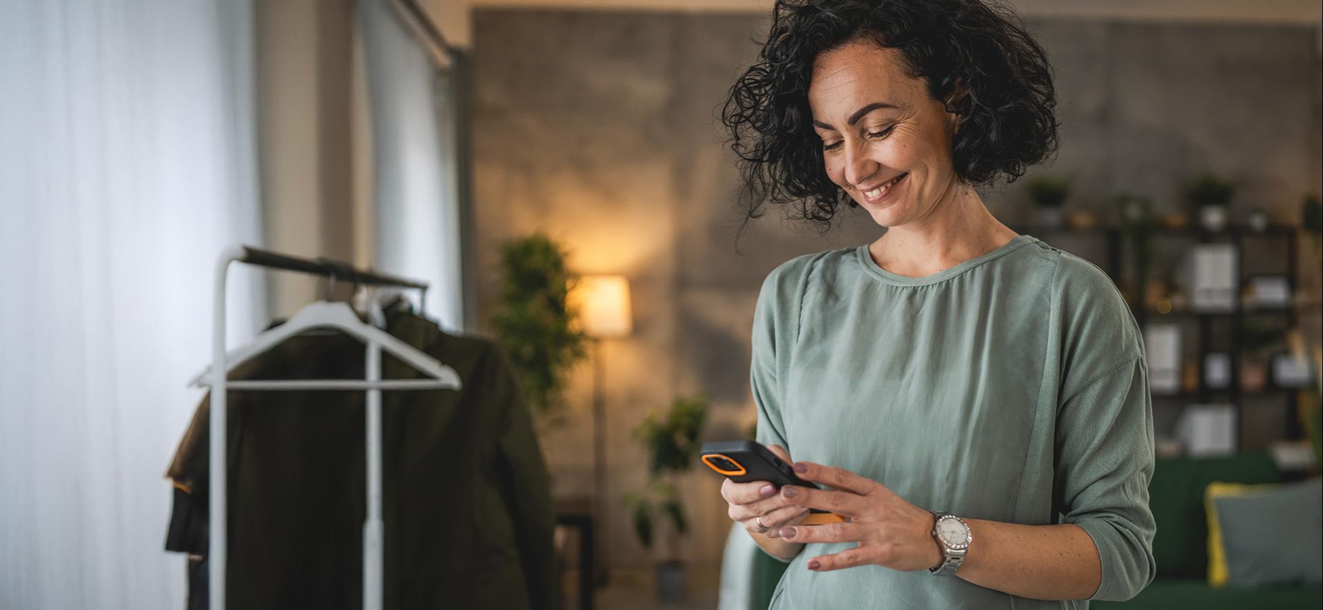 kobieta korzysta z telefonu