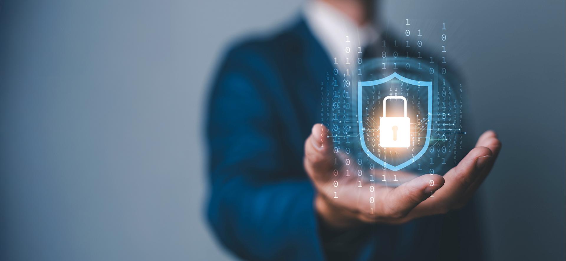 w tle tors człowieka, który wystawia rękę do przodu. Nad ręką unosi się ikona świecącej tarczy z kłódką.