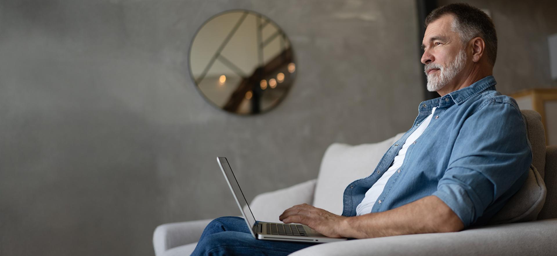 Mężczyzna korzystający z laptopa