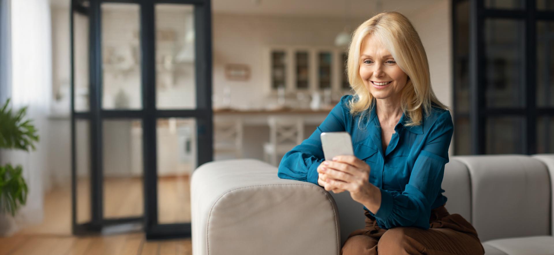 Kobieta korzystająca z aplikacji mojeIKP