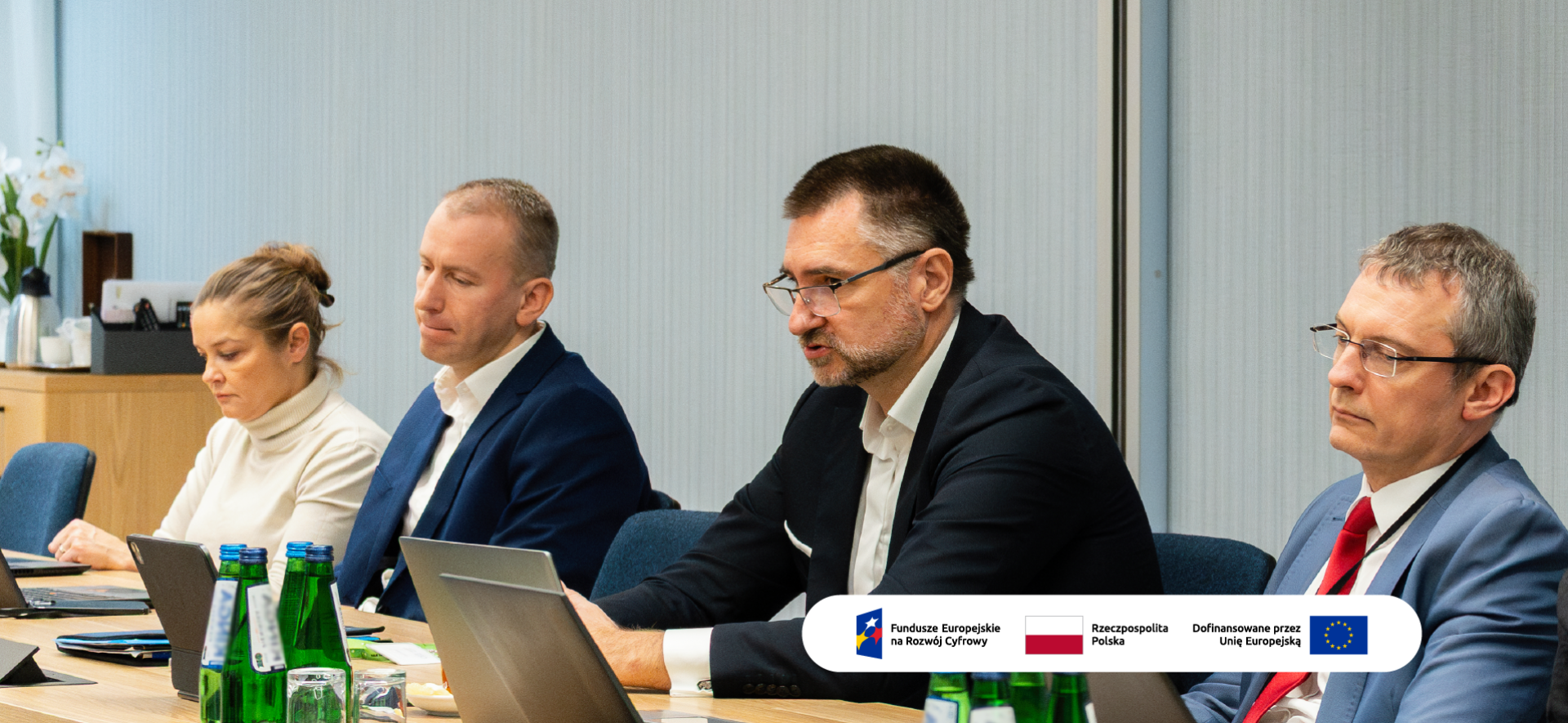 Zdjęcie ilustruje osoby obecne na spotkaniu z placówkami onkologicznymi