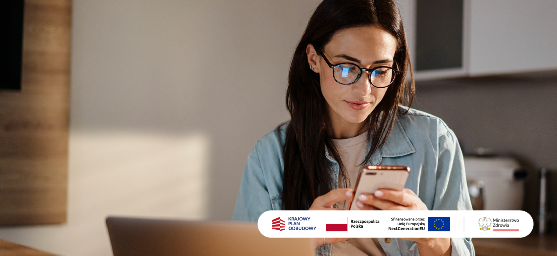 kobieta korzysta z aplikacji mojeIKP