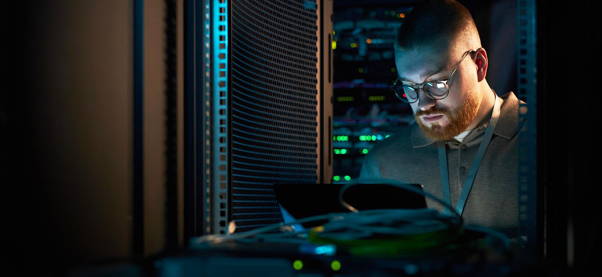 mężczyzna patrzący na monitor komputera