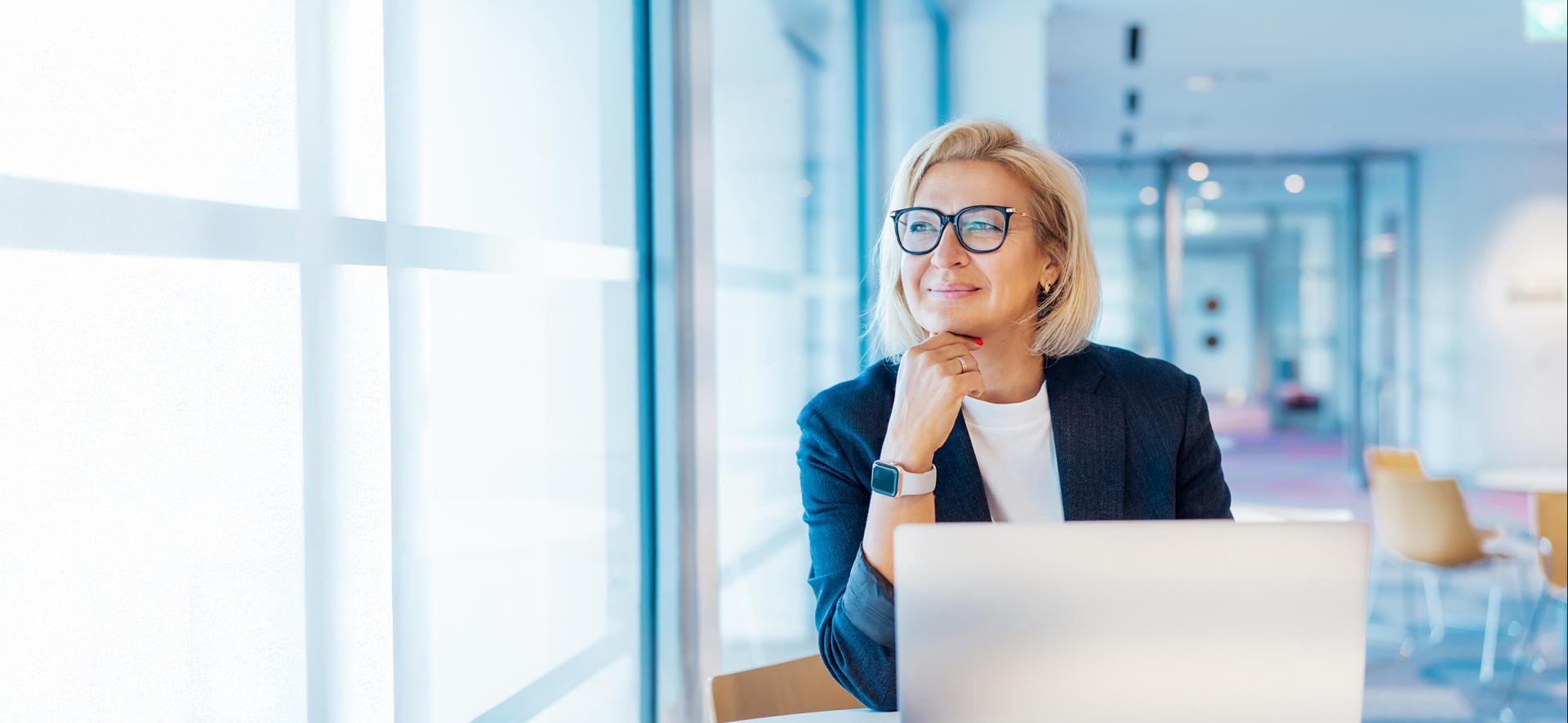 Kobieta korzystająca z Internetowego Konta Pacjenta